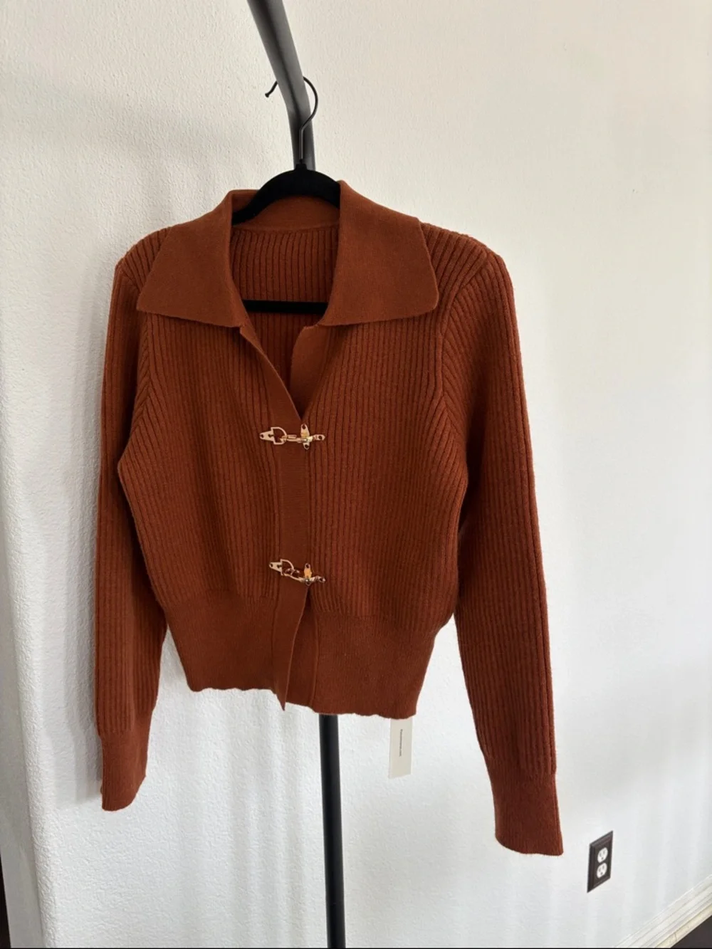 Commense Collared Metal Buckled Ribbed Cropped Sweater NWT Size L - Picture 3 of 8